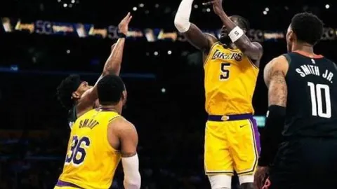 上海女排击败天津女排，赛场欢呼声中泪流满面